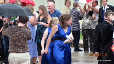 Holly VanSkike and Lindsay Poe entering the limousine